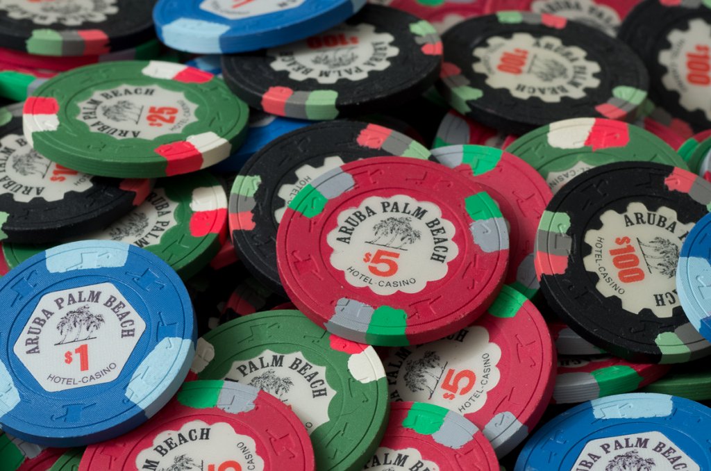 100 $25 AURA Aruba Casino Chips GEMACO YELLOW/GREEN 43MM 