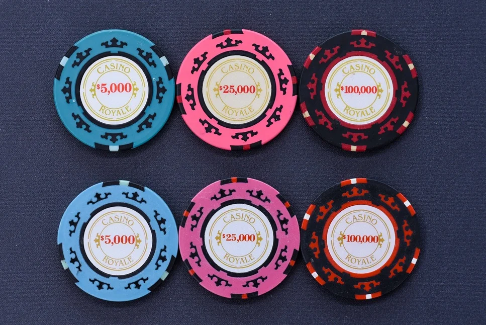 casino-royale-cartamundi-chips-001.webp