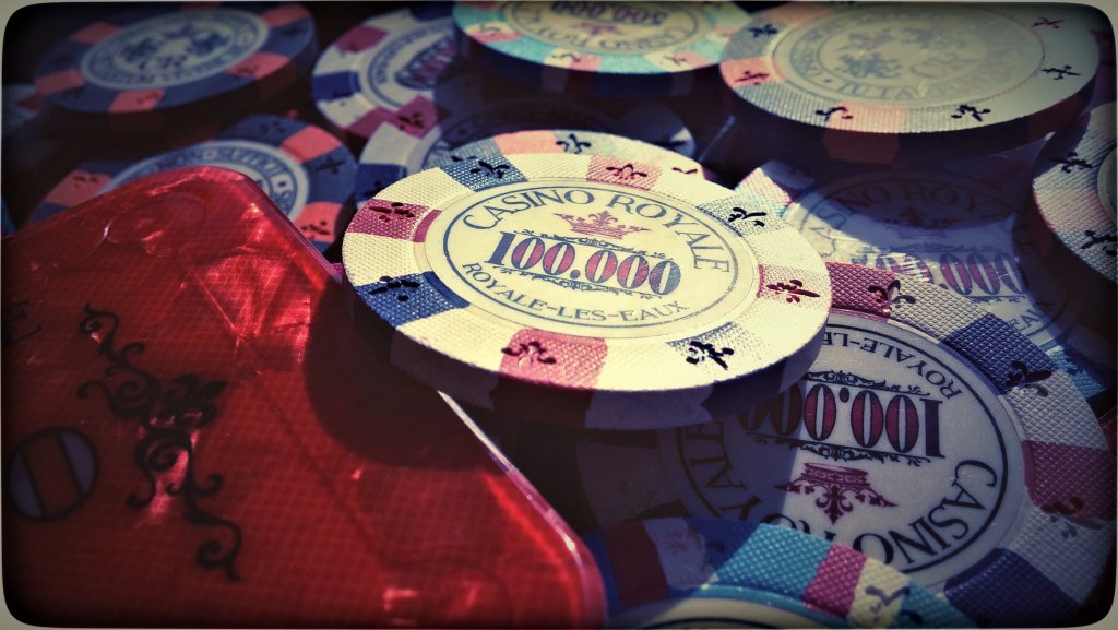 Classic Poker Chips - Casino Royale (Royale-Les-Eaux) - HU set ~ 01.jpg