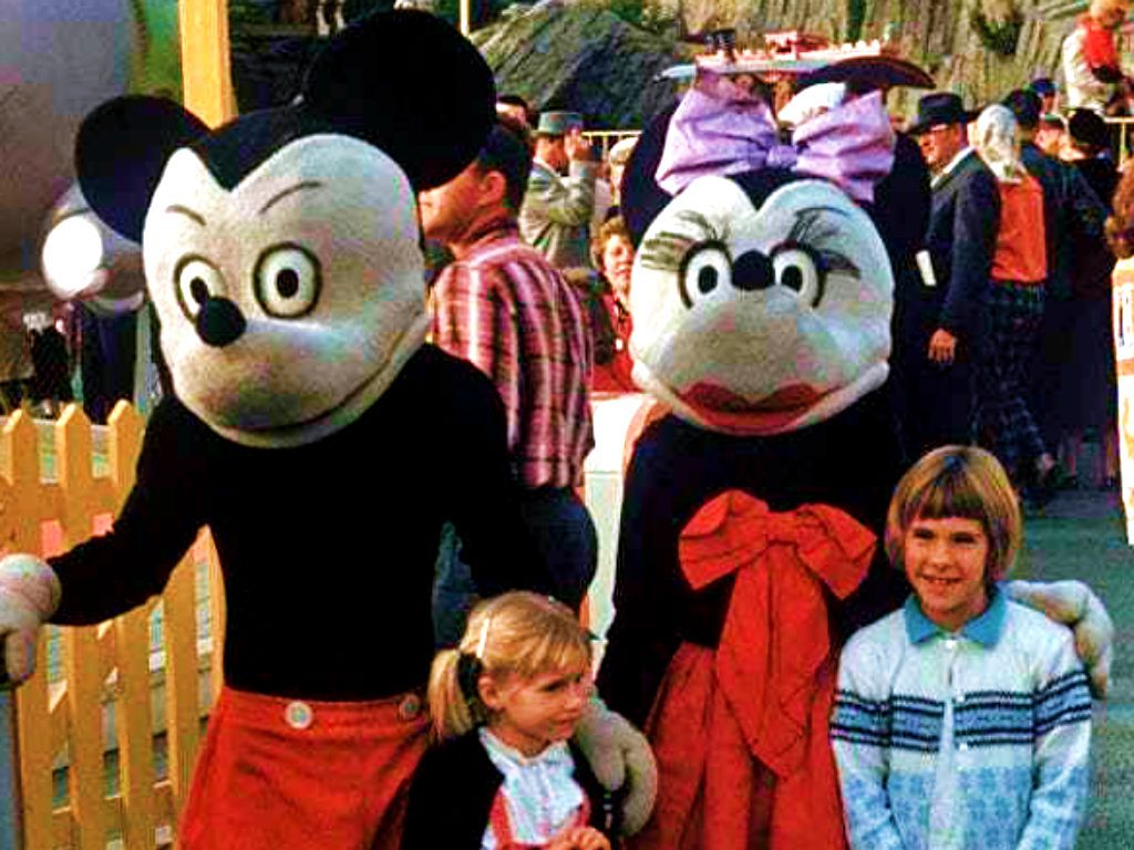 creepy-disneyland-mascots-featured.jpg.optimal.jpg