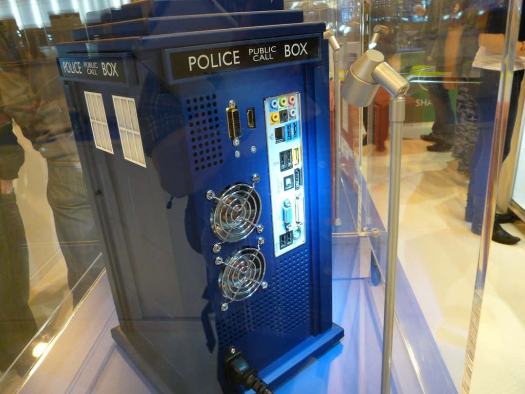 Doctor-Who-TARDIS-PC-Case-Mod-Back.jpg