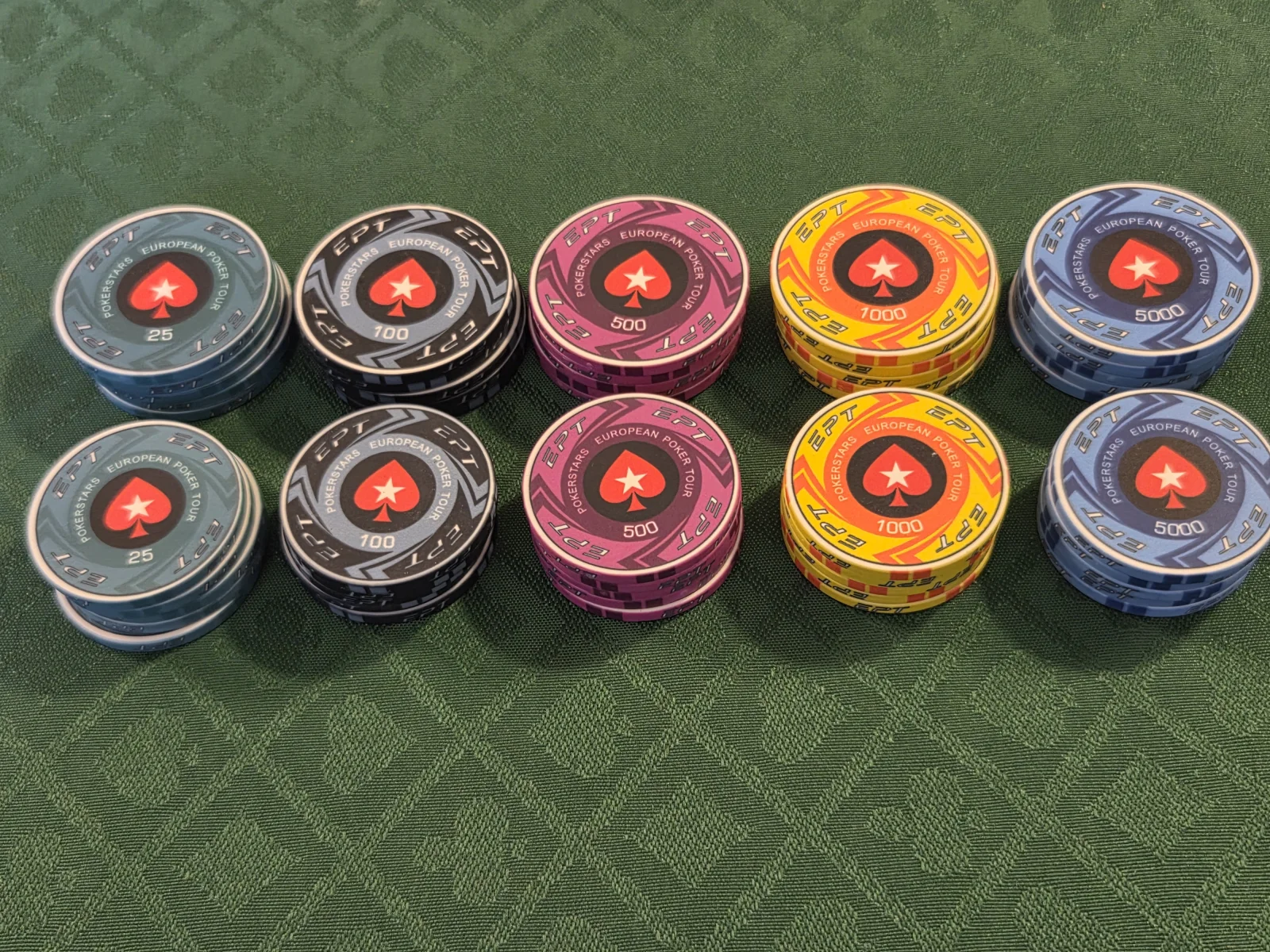 EPT Poker Chips 43mm 5 with 39mm Comparison.webp