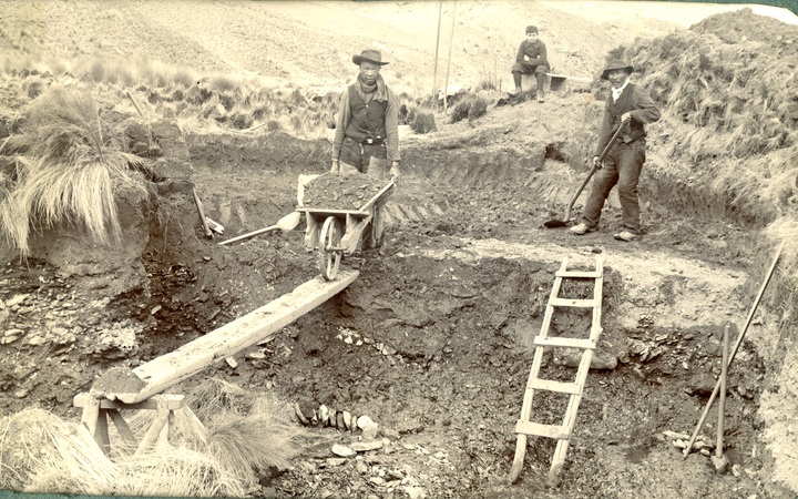 Gold Cantonese_miners_at_work_near_Waikaia_-_Toitu_Archive.jpg