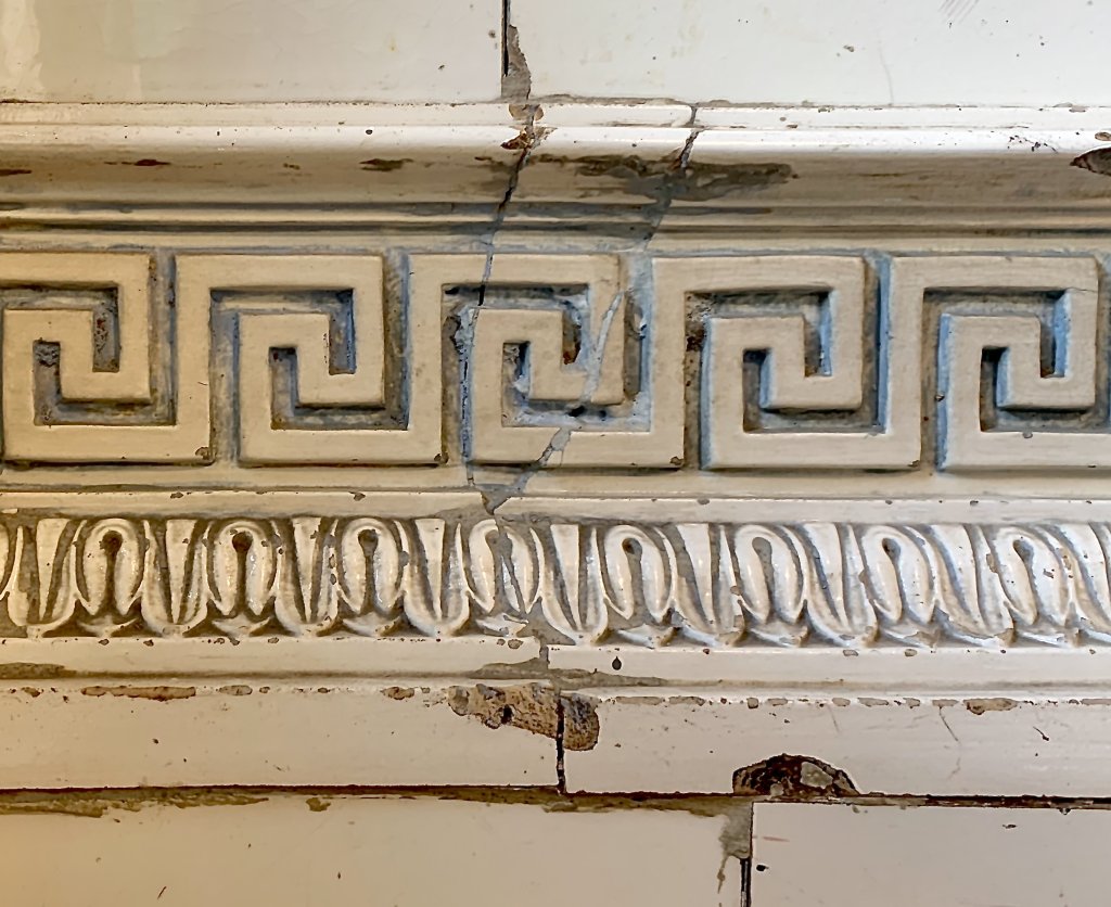 Greek_key_on_a_stove_in_the_in_the_D.A._Sturdza_House,_in_Bucharest.jpg