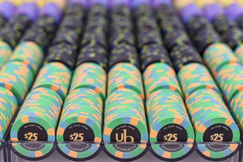 paulson-ultimate-bet-2400-chip-set_005.jpg