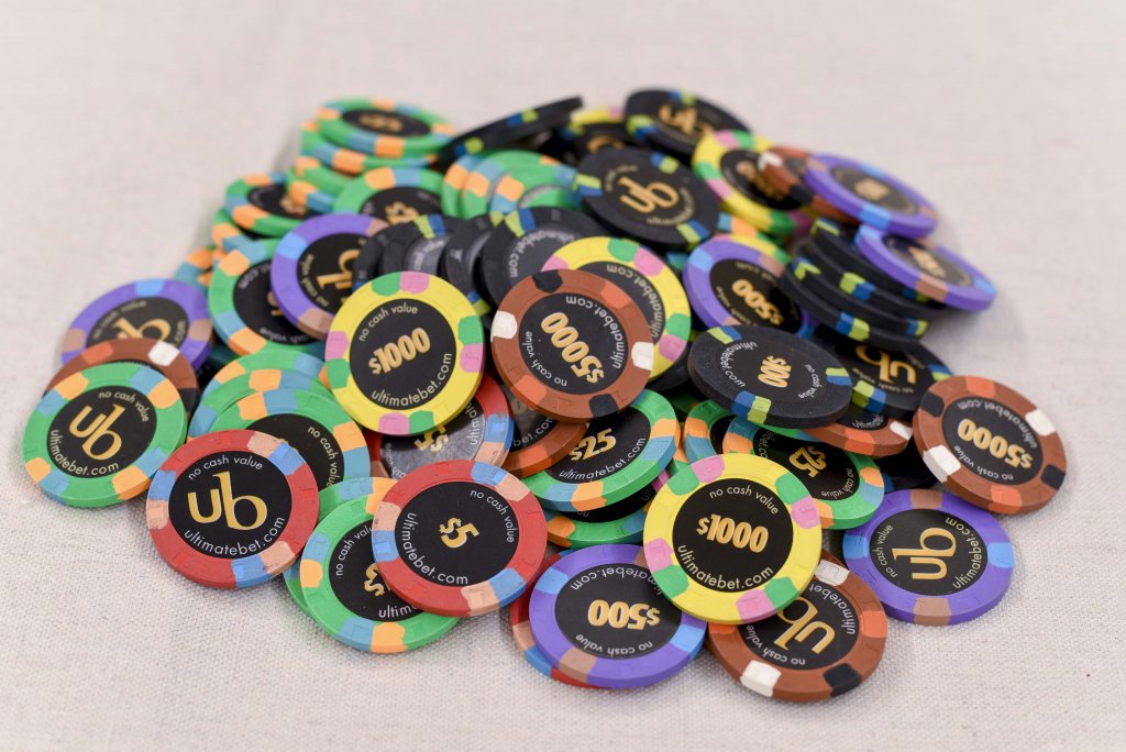 paulson-ultimate-bet-2400-chip-set_010.jpg