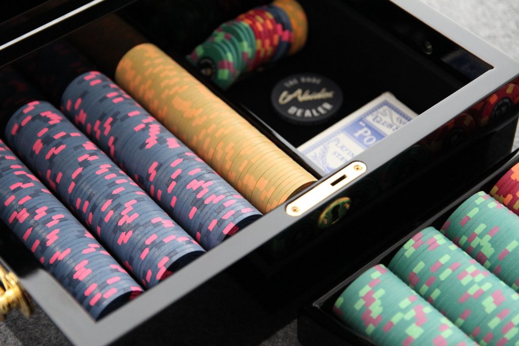the-dude-abides-poker-chips-004.jpg