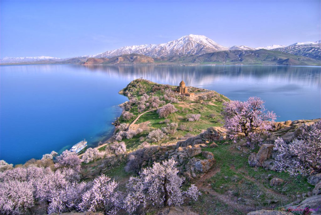 VANAkhtamar_Island_on_Lake_Van_with_the_Armenian_Cathedral_of_the_Holy_Cross.jpg