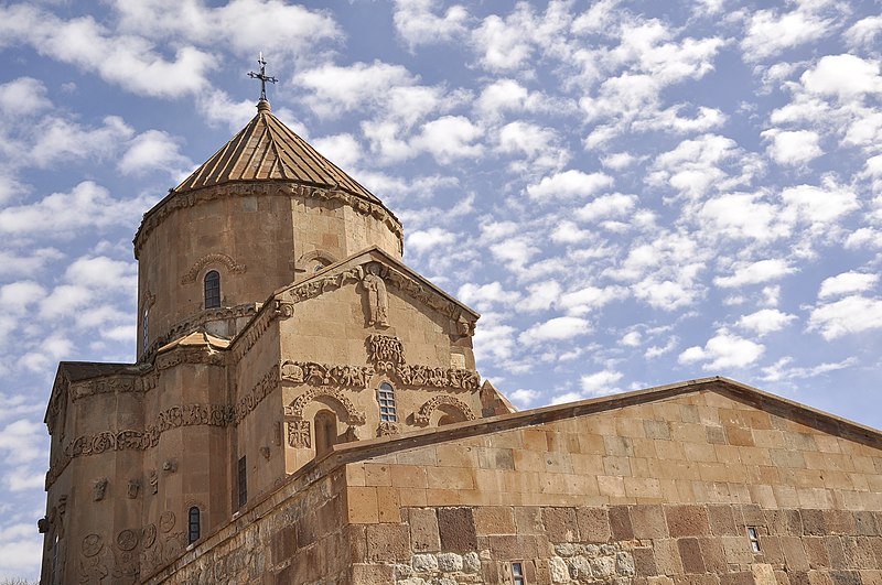 VANThe_Church_of_the_Holy_Cross_on_Akhtamar_Island.jpg