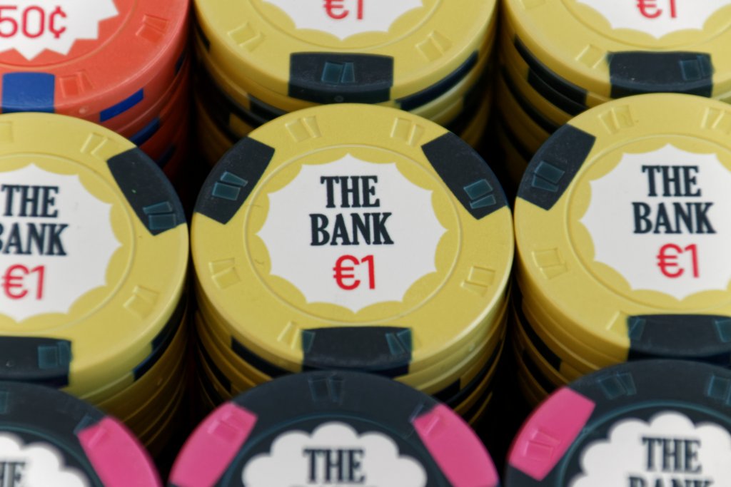 The Bank - Close-up on €1