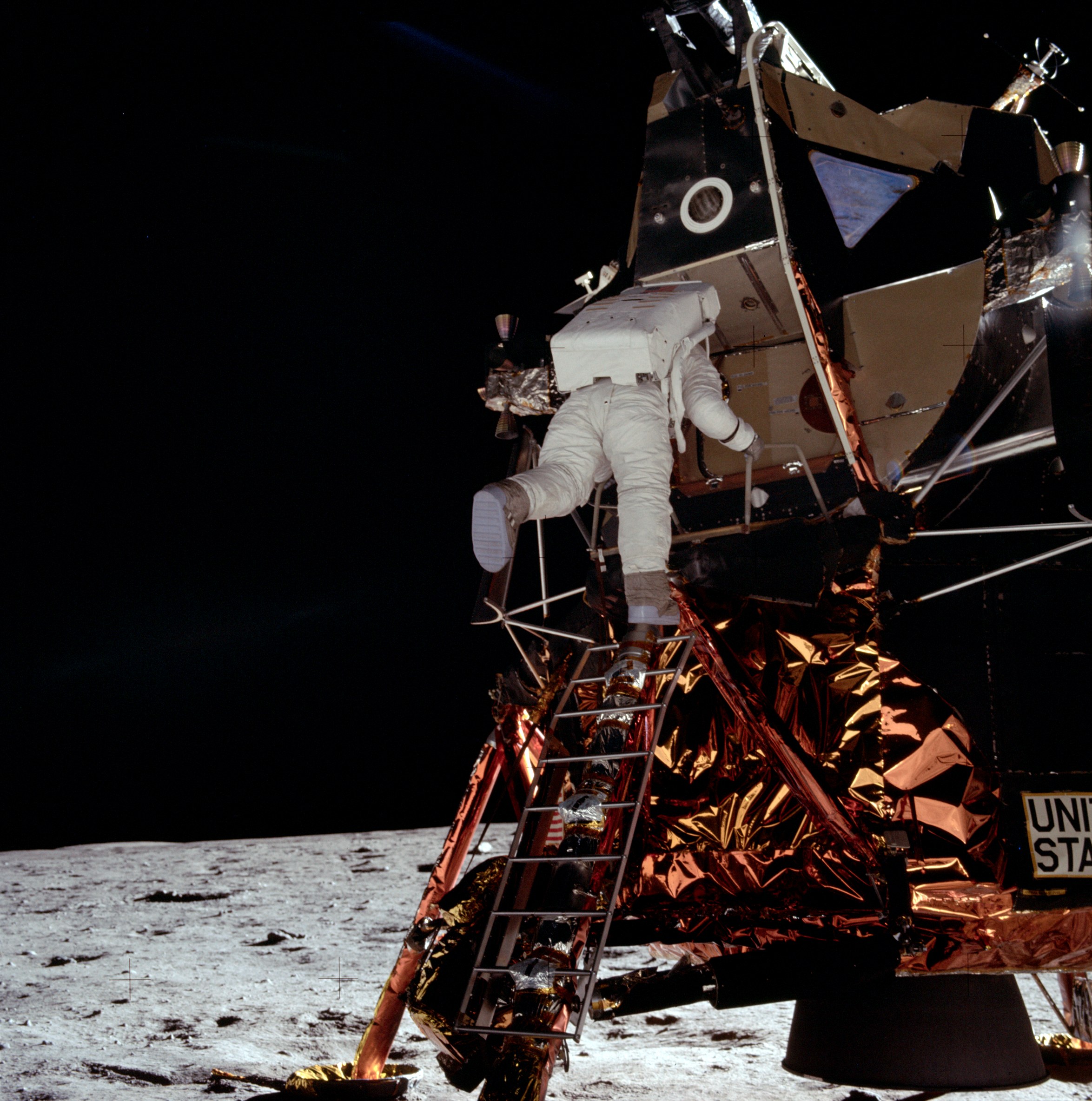 Apollo_AS11-40-5866.jpg