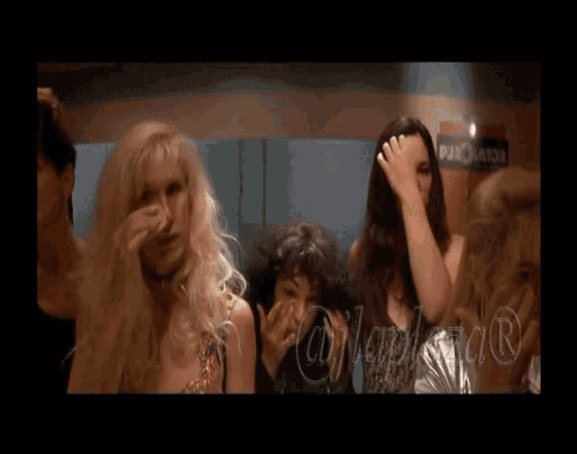 bathroom-pulp-fiction.gif